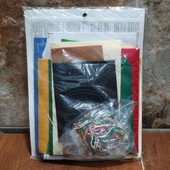 Plaid Bucilla Coolin It Felt Stocking Kit 18" 2008 86105 - Picture 2 of 10